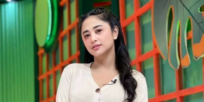 Pasang Badan Bela Fuji Soal Tarif Rp 30 Juta, Dewi Perssik: `Gue Akan Sikat`