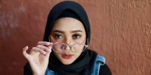 Trik Membuat Lipatan Pada Kelopak Agar Mata Terlihat Lebih Bulat dan Besar