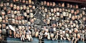 Seram, Balkon dengan Pajangan Boneka Menyeramkan di Caracas Tampak Seperti Set Film Horor