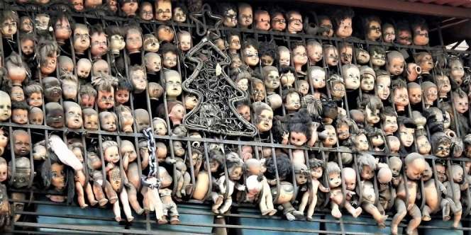 Seram, Balkon dengan Pajangan Boneka Menyeramkan di Caracas Tampak Seperti Set Film Horor