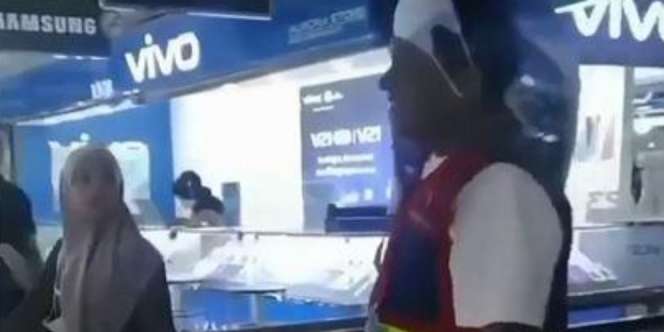 Viral Tukang Parkir Beli Ponsel Pakai Uang Receh Sekarung, Netizen: Gak Perlu Ijazah