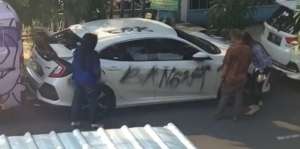 Viral Mobil Putih Mewah Dicoret-coret di Pinggir jalan 