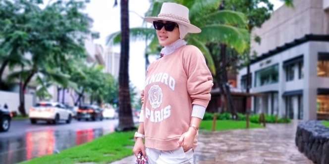 Sweatshirt Simpel Syahrini di Hawaii, Berapa Harganya?