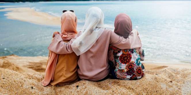 Busana Pantai Nuansa Coklat Muda