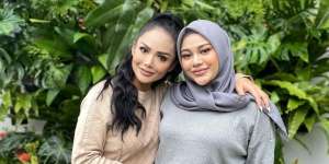 Wajah Bahagia Krisdayanti Dapat iPhone Baru dari Atta dan Aurel