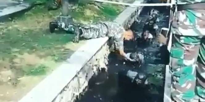 Viral Momen TNI Tangguh, Sampai Merayap di Selokan 'Harum'