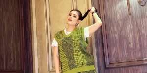 Serba Motif Kulit Buaya, Harga Outfif Nindy Ayunda Kalah Sama Sepatunya