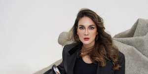 Inspirasi OOTD Luna Maya Pakai Outfit Green On Green, Manis dan Gak Membosankan