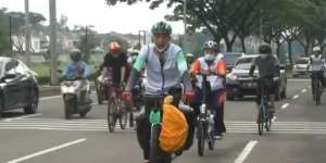 Niat Kuat Berhaji Dorong 2 Warga Tangsel Gowes ke Tanah Suci