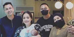 Jenguk Putra Raffi Ahmad, Kaesang Pangarep Rangkul Mesra Nadya Arifta
