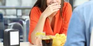 Pertama Kali Kencan Usai Ketemu Online, Wanita Kaget Gigi Palsu Kenalannya Copot Saat Makan Kripik
