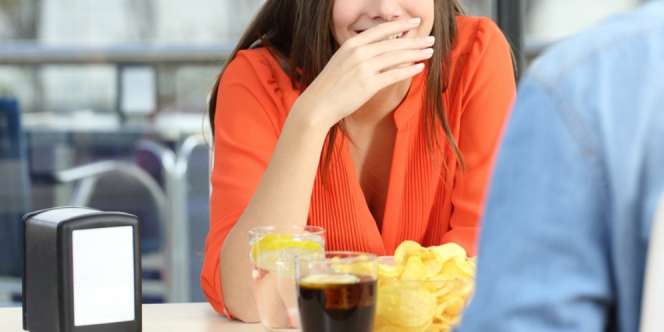 Pertama Kali Kencan Usai Ketemu Online, Wanita Kaget Gigi Palsu Kenalannya Copot Saat Makan Kripik