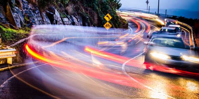 Masih Banyak yang Ngeyel! Ini Bahayanya Gunakan Lampu Hazard Saat Hujan Deras