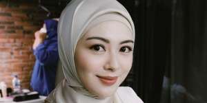 Gaya Gadis Korea Ayana Moon Berbalut Kebaya Monokrom