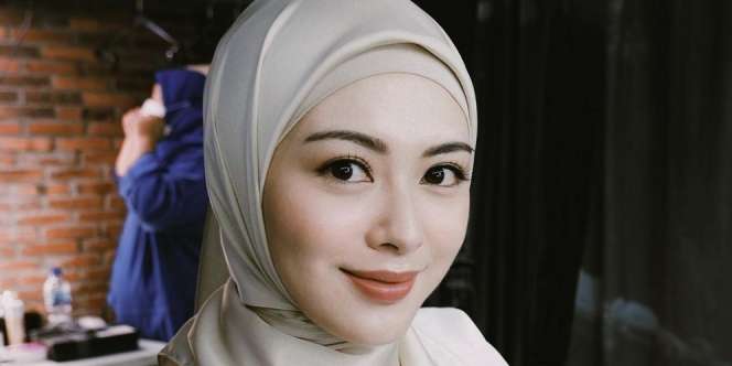 Gaya Gadis Korea Ayana Moon Berbalut Kebaya Monokrom