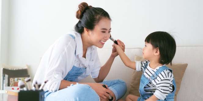 Ibu Harus Tampil Cantik Meski di Rumah Aja, Intip 3 Langkah Simpel Ini