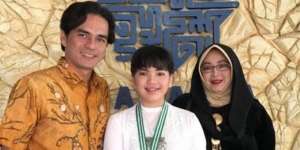 5 Potret Karnisya Anak Teddy Syach dan Rina Gunawan yang Kini Beranjak Dewasa, Jarang Tersorot!