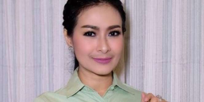 Iis Dahlia Ngeluh Lelah Temani Nadya Mustika Belanja