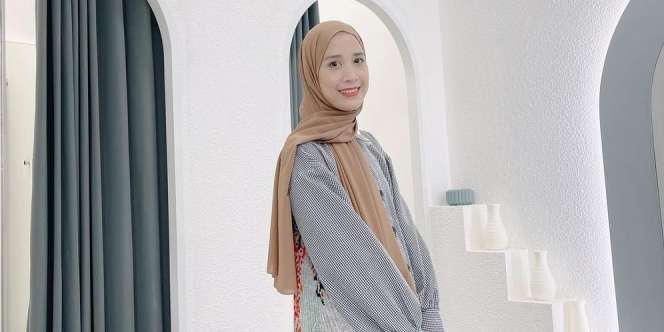 Inspirasi Gaya Fanny Fabriana Tabrak Pattern dan Warna, Unik tapi Tetap Anggun