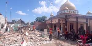 Lansia Ditemukan Selamat Setelah Tertimbun Reruntuhan Rumah Akibat Gempa Jember