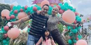 Makin Dekat Seperti Ayah dan Anak! Potret Kebersamaan Ferry Irawan dan Vania Putri Venna Melinda