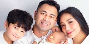 Potret Rayyanza Anak Kedua Nagita Slavina Foto dengan Uang Dolar
