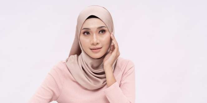 Trik Makeup 'Eye Lift' Agar Membuat Area Mata Terlihat Lebih Kencang