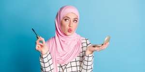 Trik Melentikkan Bulu Mata ala MUA Blackpink