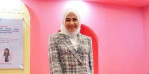 Inspirasi Office Look Simpel dengan Blazer Motif ala Nina Zatulini