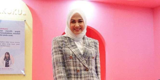 Inspirasi Office Look Simpel dengan Blazer Motif ala Nina Zatulini
