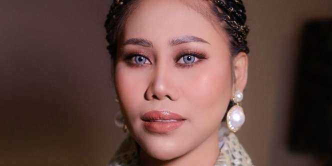 Deretan Gaya Elegan Evi Masamba Hadiri Pesta Pernikahan, Bisa Jadi Inspirasi