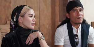 Cantik Berkerudung, Penampilan Nikita Mirzani Datang ke Pesantren Curi Perhatian