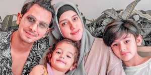 Selamat! Fairuz A Rafiq Melahirkan Anak ke Tiga