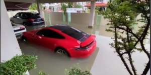 Orang Kaya Malaysia Tepok Jidat Koleksi Mobil Mewahnya Terendam Banjir, Kebayang Biaya Servisnya