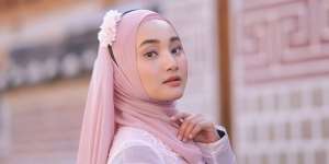 Perpaduan Tunik dan Rok Plisket ala Fatin Shidqia