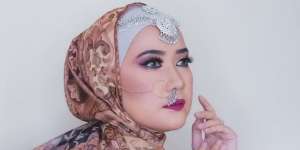 Lulu Elhasbu Tampil Cantik dengan Riasan Bergaya India