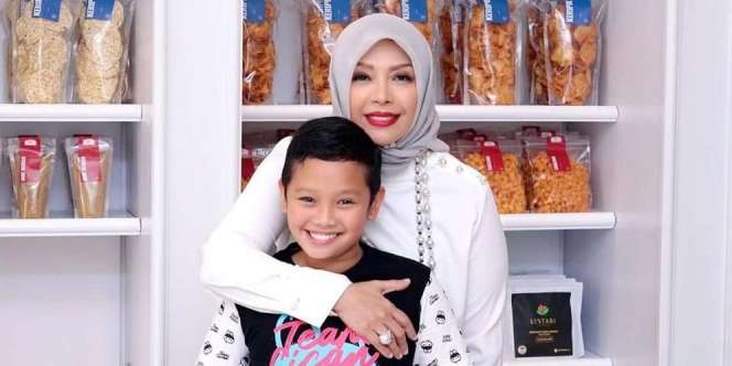 Putra Bungsu Sandiaga Uno Main Darbuka Iringi Salawat, Sang Ibu Menangis Haru