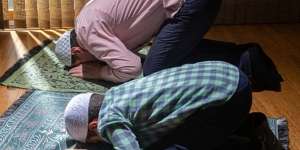 Tata Cara Sholat Dzuhur Lengkap dengan Niat, Bacaan, Keistimewaan dan Dzikir Setelahnya