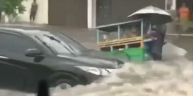 Tukang Sayur Berjuang Lewati Banjir, Gerobak Ambruk Diterjang Ombak dari Mobil