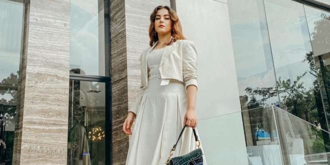 Gaya Cantik Tasya Farasya Pakai Dress Putih Polos, Harga Dalemannya Bikin Keringat `Auto Kering` 