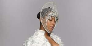 Seleb Hollywood Alicia Keys Pakai Headpiece Karya Desainer Indonesia, Rinaldy Yunardi