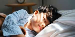 Si Kecil Jatuh dari Tempat Tidur? Dokter Ingatkan Periksa Hal Ini