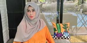 Ibunda Raffi Ahmad Jinjing Tas Hijau Menyala, Harganya Bikin Silau