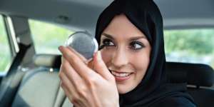 Tips Makeup Anti Luntur untuk Pekerja Korporat