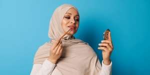 Tutorial Membuat Tampilan Bibir Bold dengan Lipstik Nude