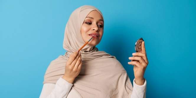 Tutorial Membuat Tampilan Bibir Bold dengan Lipstik Nude
