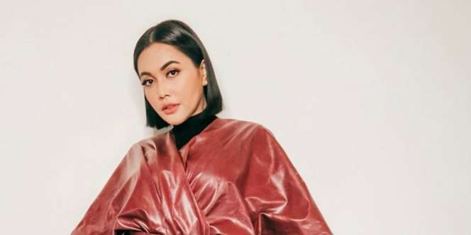 Sedih Banget, Alasan Denada Selalu Tutupi Wajah Putrinya dengan Stiker di IG
