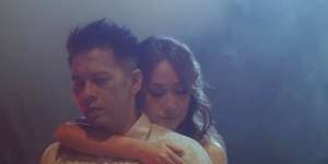 Ariel Noah Beri Kejutan dan Peluk BCL di Atas Panggung, Netizen Baper