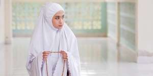 13 Manfaat Dzikir kepada Allah SWT, Menenangkan & Membersihkan Hati yang Kotor