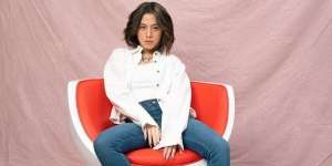 7 Gaya Adhisty Zara di Pemotretan Model Celana Jeans, Body Goals Banget!
